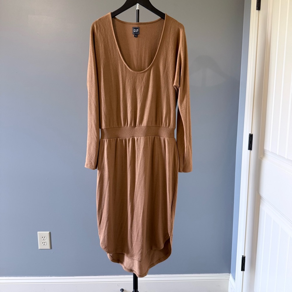 GAP Long-Sleeve Scoop Neck Dress in Camel Brown